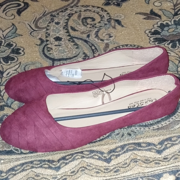 New Twisted women's Faux suede burgundy size 11 - Picture 2 of 4